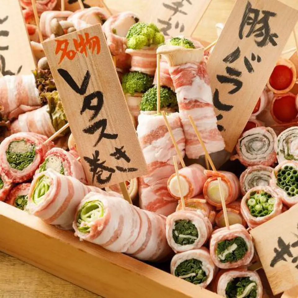 Tại nhà hàng của chúng tôi, chúng tôi chỉ sử dụng rau hữu cơ cho món xiên cuộn rau củ của mình! Những xiên maki có hương vị hoàn toàn phù hợp với hương vị của thịt lợn và vị ngọt của rau, rất được nam giới và phụ nữ ở mọi lứa tuổi ưa chuộng. Hãy thưởng thức những xiên rau củ được lựa chọn cẩn thận của chúng tôi, được chính chủ cuộn từng chiếc một bằng tay!