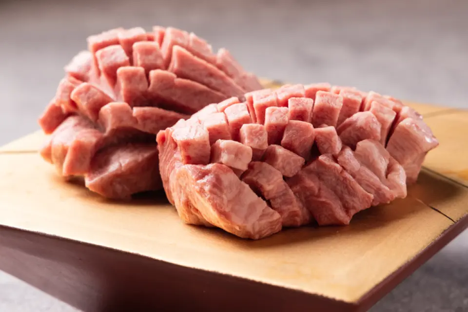 The mango cut brings out the maximum flavor of the thick tongue. This is the technique of a famous restaurant!