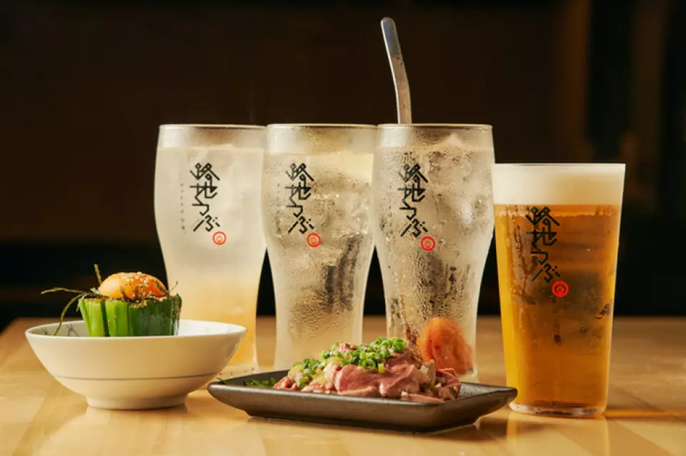 推荐的饮料是日本酒。它们会根据季节而变化，因此每次访问都会有新的发现！我们尝试提供多种类型，因此甜型和干型都可以满足。另外，还有时令水果酸酒、楚海酒、烧酒、茶瓦里等，种类丰富。另外，还有即使不喜欢喝酒的人也能轻松饮用的原创咖啡烧酒。另外，3人以上可以无限畅饮的“无限畅饮套餐”也很受欢迎。这是一家无论理发师、酒类爱好者还是其他人都可以享受的餐厅！ ！