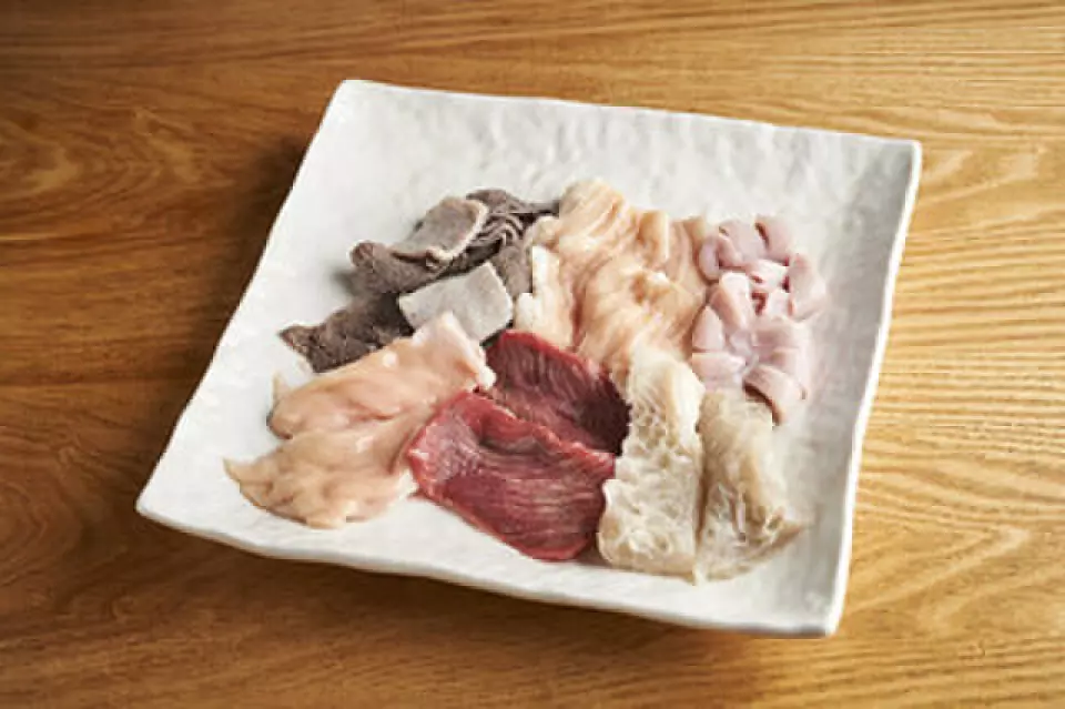 Today's 6-item horumon assortment: 1,450 yen It's no exaggeration to say that the taste of horumon depends on its freshness. At our restaurant, we carefully wash and cut the horumon in-house, which is why there is no unpleasant odor. On one day, the assortment offered tongue tip, omasum (third stomach), horumon (striped stomach), gizzard, hachinosu (second stomach), and gyara (fourth stomach). It's irresistible for horumon lovers.