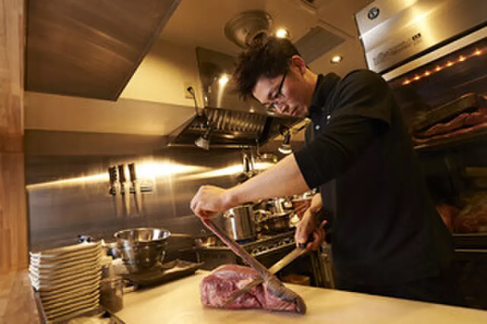 Truly delicious yakiniku depends not only on purchasing and freshness management, but also on the skill of the chef. Just because it is a good cow does not mean that all parts are in the best condition. We can provide the best quality and freshness because we purchase Japanese black beef "by part" from all over the country. Our experienced chefs carefully process each piece to determine the delicate condition of the meat, which varies from day to day, and deliver it in the best condition.