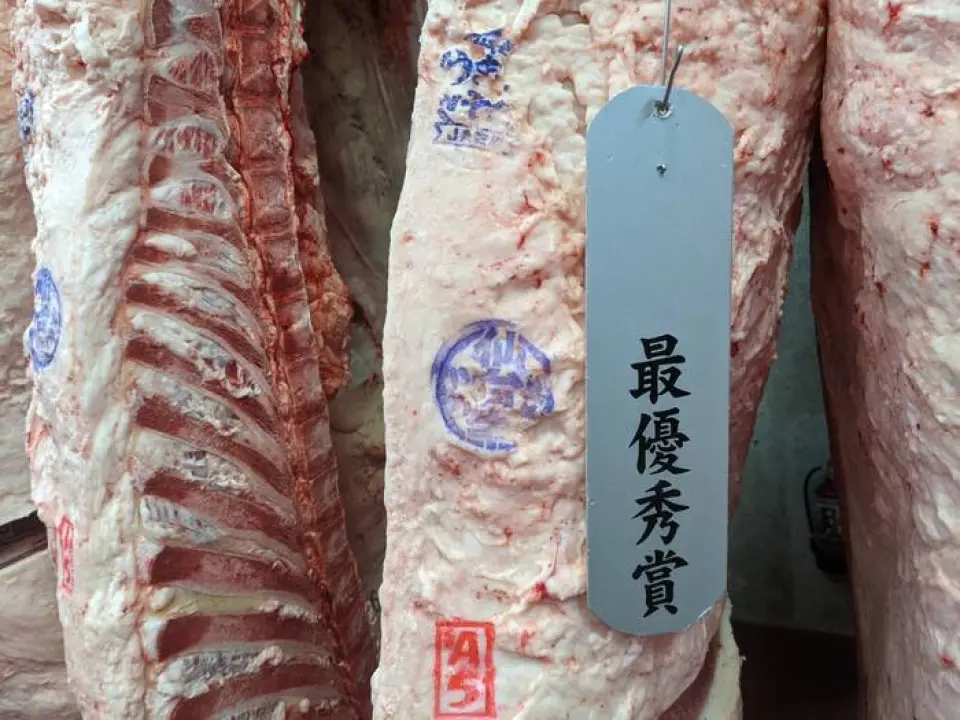 主要經營「但馬牛」仙台牛和30個月以上的仙台黑毛和牛。之所以講究30個月的年齡，是因為脂肪輕，不會讓你的胃感到沉重，而且味道也很特別。另外，牛的風味和肉質極佳，可以盡情享受肉的鮮味。雖然肉質稀少，但在我們簽約農戶的幫助下，我們始終能夠提供高品質的食材。一旦你嘗試過，你一定會上癮的！