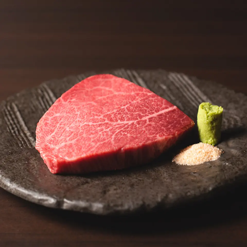 我们从批发商处进货，批发商销往许多著名商店，我们只提供真正高品质的产品。肉品不限于产地，由熟练工匠可靠的鉴别力，从最佳状态的A4至5级和牛中严格挑选。