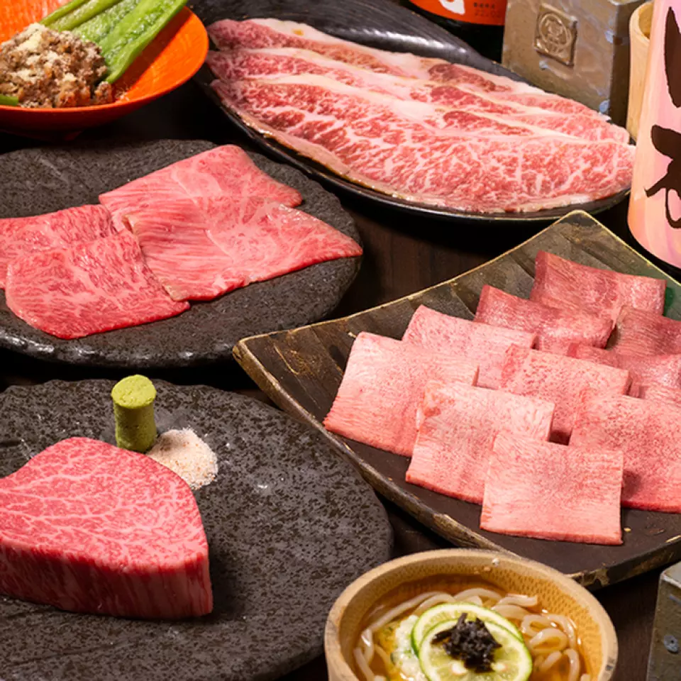 令人满足的 5 道菜大餐，让肉类爱好者大饱口福。每道菜中，您都可以享受到我们精心挑选的牛舌和高级肉类，还可以享受到各种不常看到的创意菜单。此外，在特殊的日子里，我们还为您推荐了可以享用稀有的夏多布里昂牛排和充满创意的肉类菜肴的套餐，我们将提供各种美食菜单，让您直到最后一餐都满意。