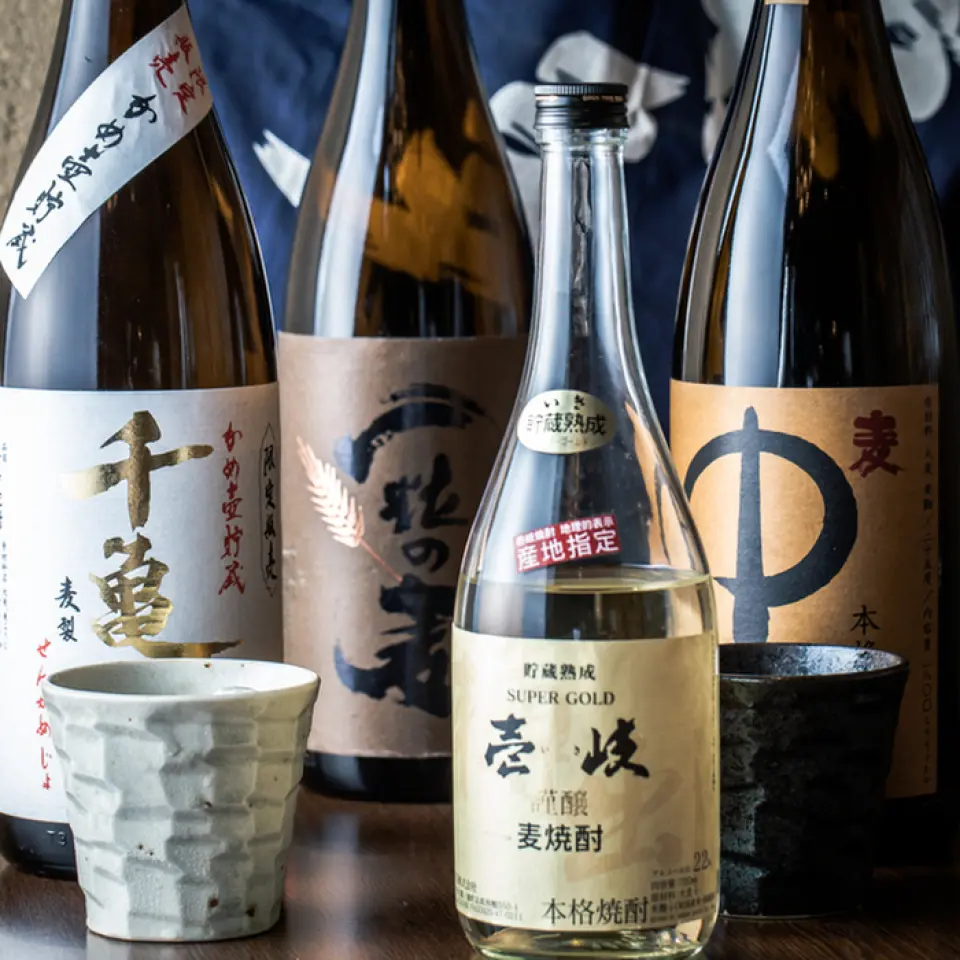 您可以品尝到使用时令食材的各种创意日本料理，包括Kusuo精心挑选的九州当地酒！使用优惠券可享受2小时无限畅饮的宴会方案4,100日元起。尽情享用美味佳肴和精心挑选的美酒。