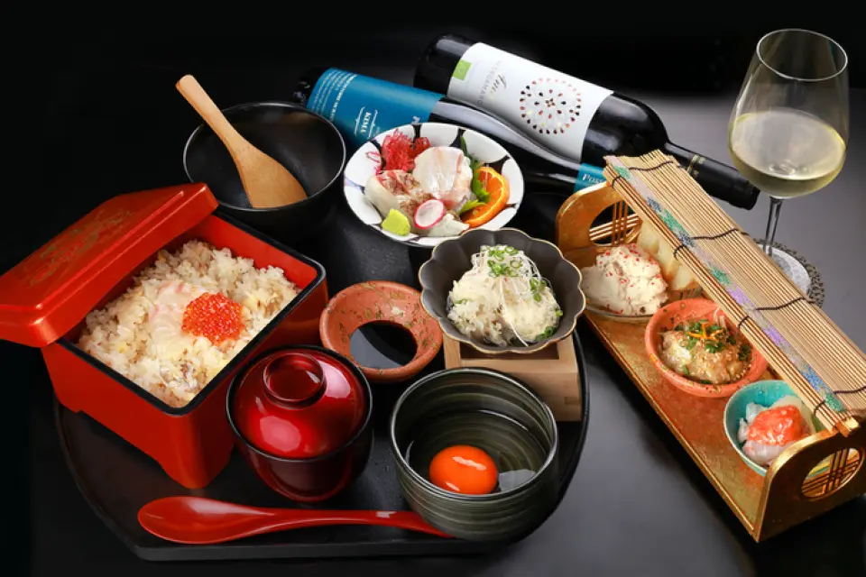 【使用爱媛县名牌鲷鱼】使用严选的鲷鱼，可以品尝到宇和岛鲷鱼饭和生鱼片等濑户的奢华。详情请参阅午餐菜单。
