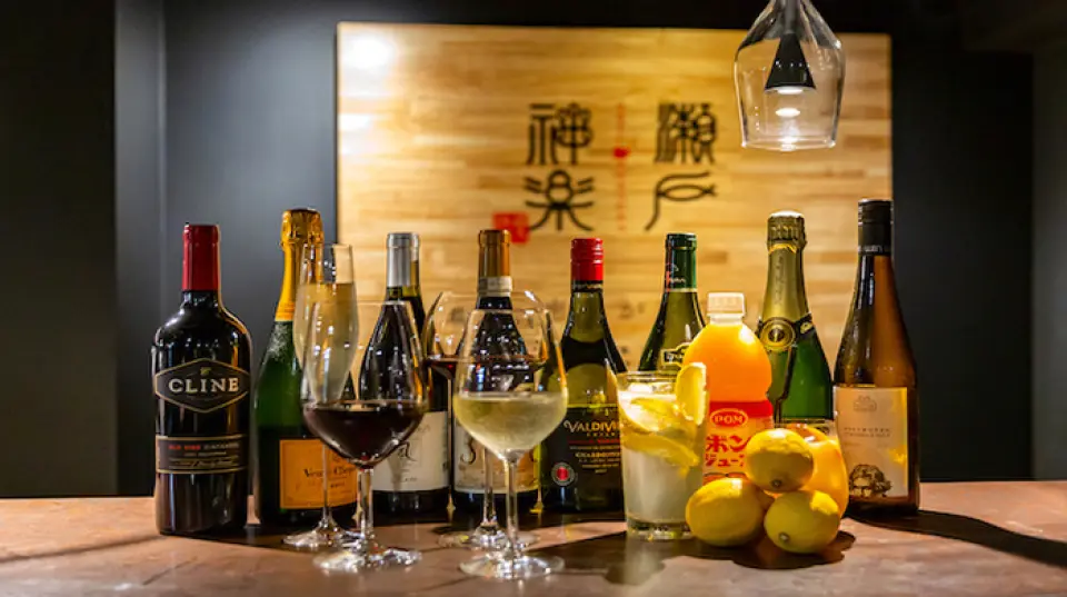 以严选世界各地的葡萄酒和起泡酒为中心，备有与鲷鱼菜肴搭配的饮品。您可以根据自己的喜好进行选择，所以请根据您的喜好进行选择。还提供使用濑户内海的水果制成的酒精饮料。商品种类丰富，有“新鲜柠檬酸”、“冷冻濑户内柠檬酸”、“濑户内柠檬酒”、“美式柠檬水”、“蜜柑高球威士忌”等。我们还建议比较饮料以找到您最喜欢的。
