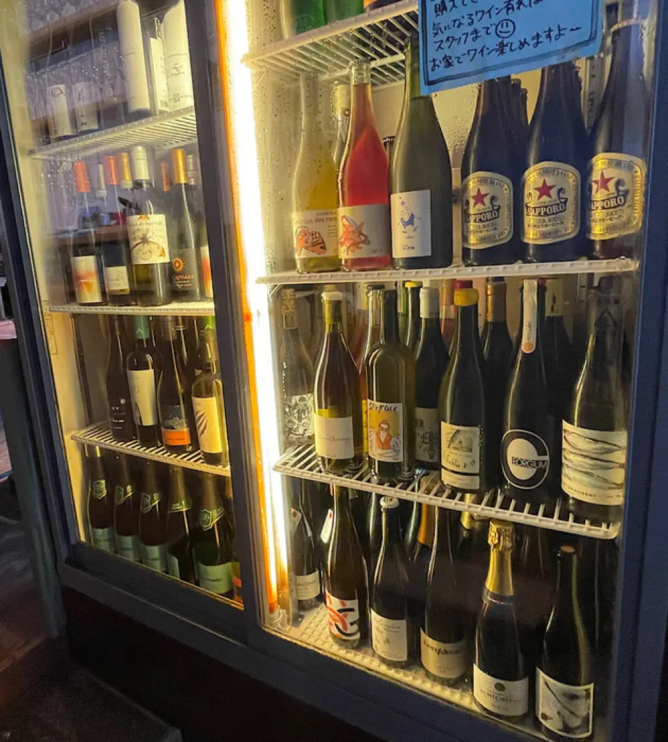 由于我们的母公司是一家酒类商店，因此我们拥有具有专业知识的员工。 ★我们对葡萄酒很讲究，总有来自世界各地的100多种葡萄酒。我们提供各种葡萄酒，从天然葡萄酒到价格合理的葡萄酒。 [侍酒师]也值班，所以我们会建议适合您的菜肴和喜好的完美酒瓶！