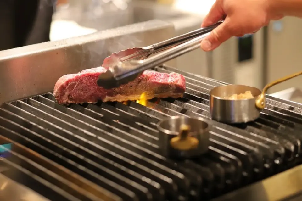 正如“Fujiya Honten Grill Bar”的名字所暗示的那样，我们对我们的烧烤菜肴感到特别自豪！店中间有一个开放式厨房，店里有种“现场的感觉”，可以亲眼看到各种菜肴的制作过程。小酒馆还供应采用时令食材烹制的创意菜肴。
