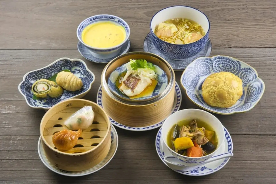 我們的午餐和晚餐提供多種套餐，包括可以享用主廚精心準備的各種點心的【港式點心套餐】，以及主打燒烤和海鮮的【琪琪午餐套餐】。
