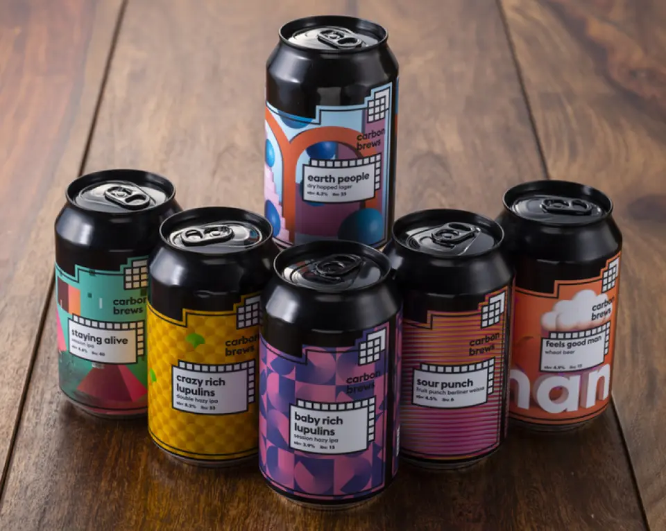 我們也備有多種酒精飲料，包括各種葡萄酒和香港精釀啤酒“CarbonBrews”。我們還提供各種中國茶和軟性飲料，因此即使不喜歡喝酒的人也可以享受美食。
