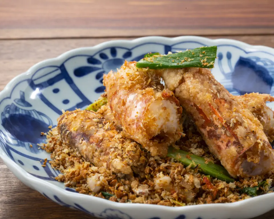 Hikiki 起源於 Sheftang 菜，這種菜是為船上的人們提供的，使用大蒜和辣椒為主的調味料。香港曾經有很多人住在船上。 Kiki銀座店提供的社福堂料理是為生活在水上的人們提供的菜餚，採用螃蟹、蝦、貝類等新鮮海鮮，豆鼓和辣椒為主的調味料。