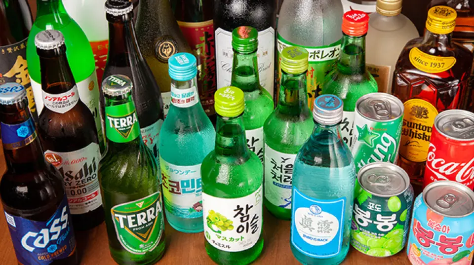 우리는 아사히 슈퍼드라이 생맥주, 한국산 병맥주, 그리고 한국에서 인기 있는 참이슬, 청초름과 같은 인기 소주를 시작으로 다양한 소주를 제공합니다. 또한, 우리의 매실 막걸리와 우리의 수제 매실주로 만든 매실 사워는 매콤한 한국 음식과 완벽하게 어울립니다. 상쾌한 단맛으로 유명합니다. 또한 요청 시 위스키와 소주 병도 제공하니, 직원에게 부탁하여 가져가시기 바랍니다.