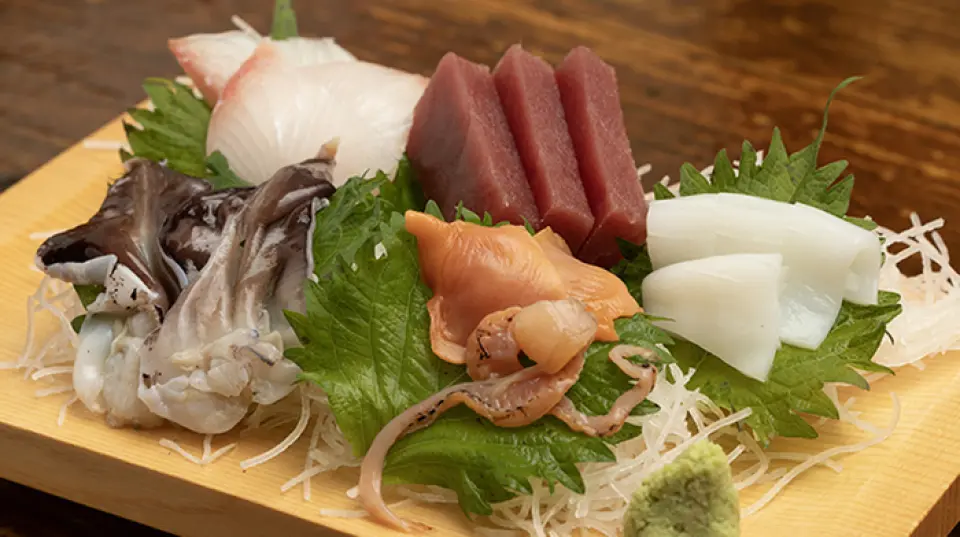 您可以享用我們的招牌日本料理，從使用時令食材製成的生魚片到炸雞、玉子燒和烤雞肉串等與酒精搭配的流行經典菜單。請盡情享用您喜愛的菜餚！