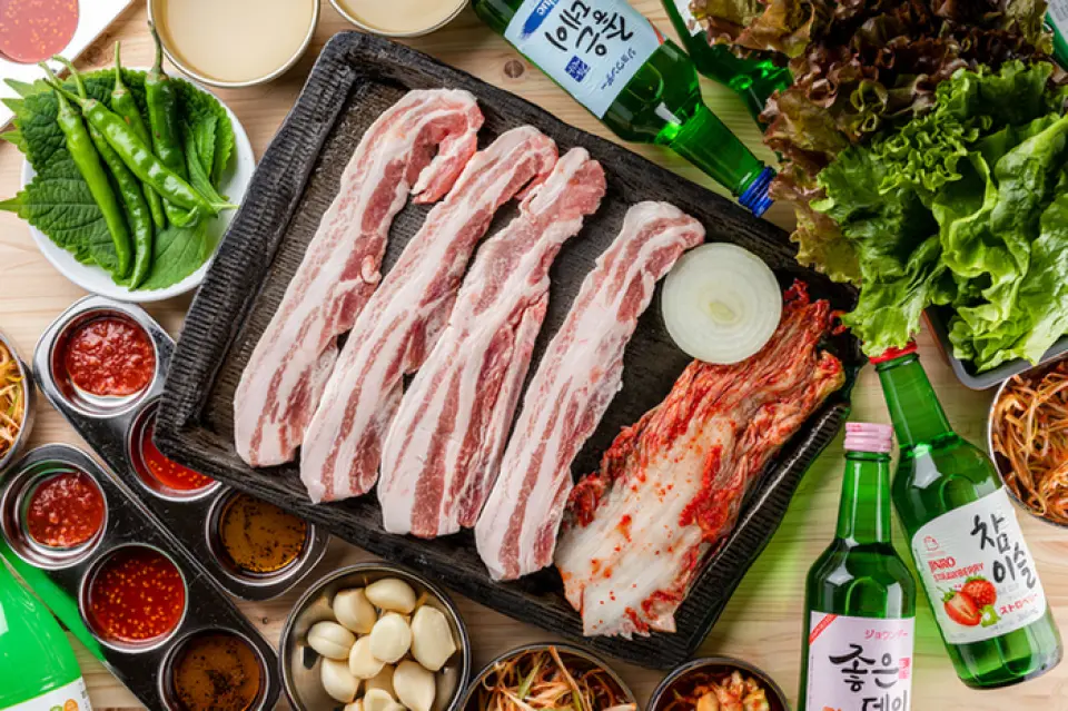 Our samgyeopsal is made with fresh domestic pork. Domestic pork is characterized by its soft and juicy texture even when grilled, and goes perfectly with samgyeopsal. Because it is a simple dish, Kinchan is particular about the pork. Please enjoy authentic samgyeopsal made with thick-sliced Oinku pork.