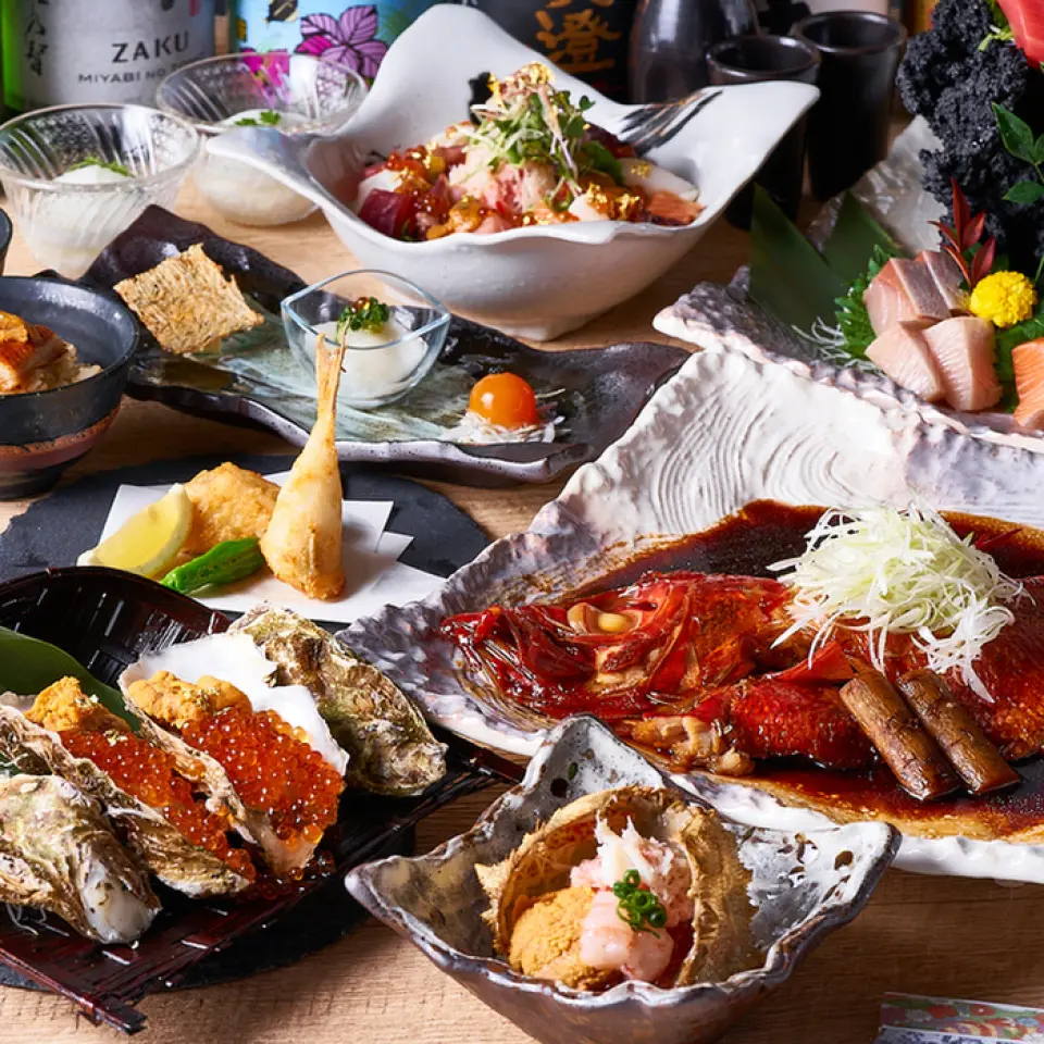 店主精心挑选并使用从丰洲市场和日本各地采购的时令食材来制作套餐。我们提供各种令人难忘的菜肴，这些菜肴的制作都非常注重烹饪方法，以凸显食材的自然风味和食材的相容性。我们还会不时更新菜单，让您可以享受到丰富的时令风味。