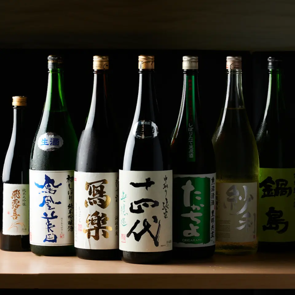 备有十四代等全国各地的名酒。我们根据不同场合为顾客提供今晚的饮品。