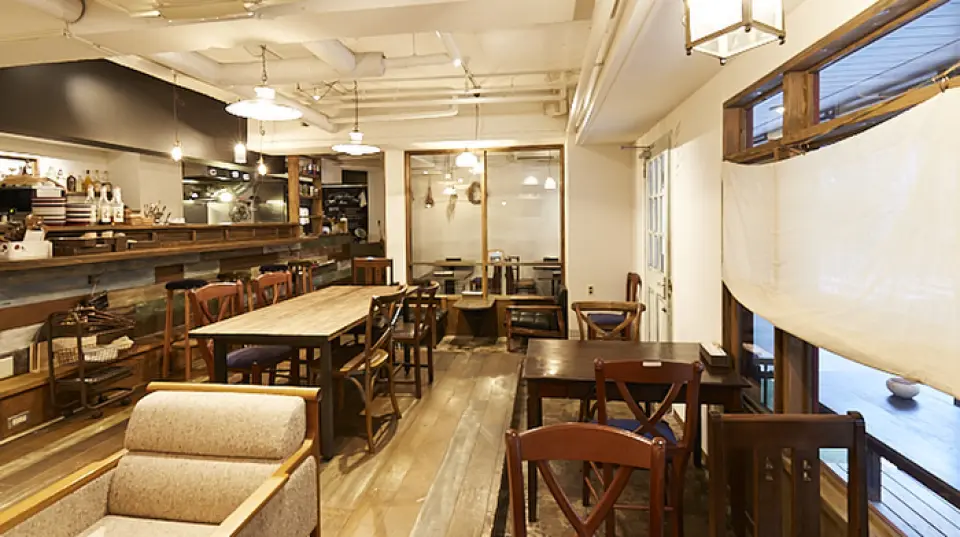 With white walls, tables and chairs that exude the warmth of wood, comfortable sofa seats, and gentle sunlight pouring in through the windows, this is a homey, crafty restaurant. It's comfortable enough that you'll want to stay for a while, even if you're alone, and it's great for groups. There is also a semi-private space separated by glass. We can also accommodate private parties with companies or friends, so please contact us for more information.
