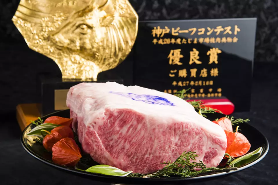 秀银座主要使用来自全国各地的神户牛和品牌母牛，注重肉的风味和嫩度。我们熟练的厨师会在尽可能最好的条件下处理购买的肉，并在木炭上仔细烧烤。我们不添加任何额外的调味料，让您享受肉的原汁原味。请享用最好的神户牛排与珠洲的结晶盐“花之盐”和芥末的味道。
