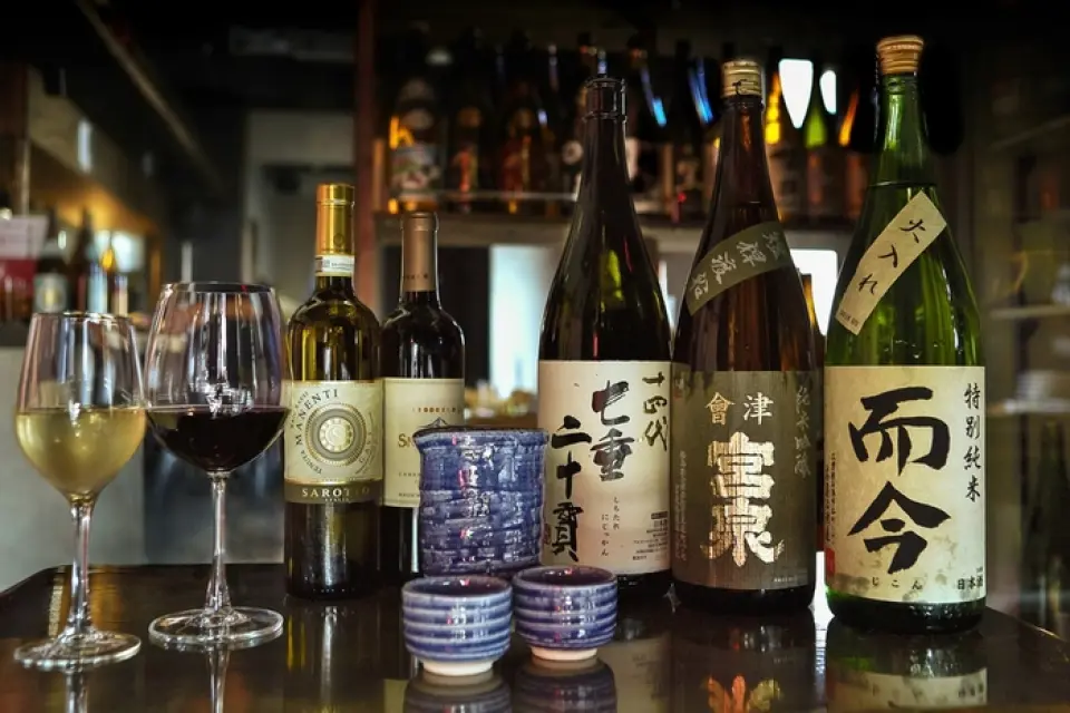 为用餐增添活力的必备饮品◎备有啤酒、酸酒、高球威士忌等丰富的菜单！除了与肥美的鲜鱼和原始烤鱼相配的15种日本酒外，我们还根据季节随时改变选择。*我们以大约60种正宗烧酒的丰富阵容而感到自豪！ “葡萄酒”是时尚餐点的最佳选择。 > 我们会尽力满足您的需求◎请放心下单！