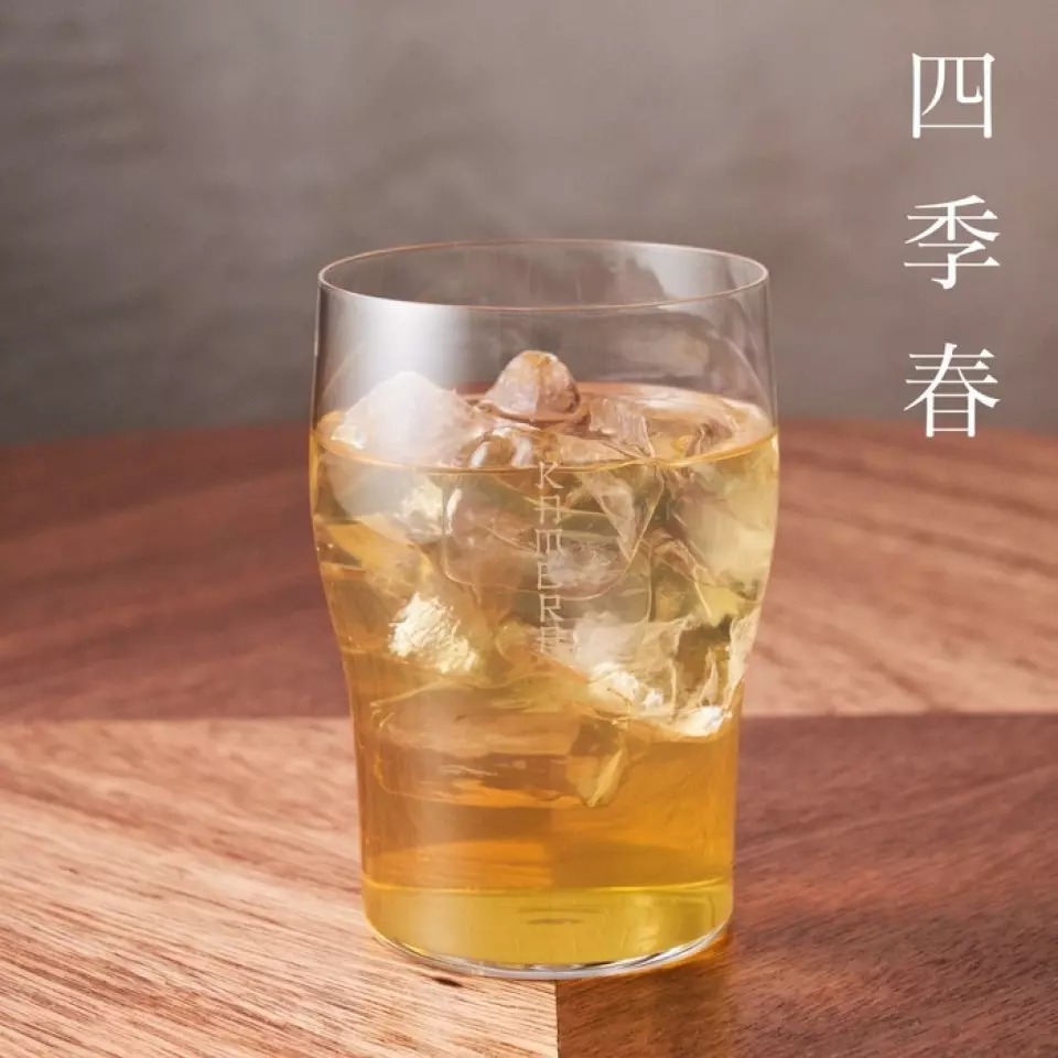 乌龙茶高中所用的茶叶均由备受赞誉的茶艺大师精心挑选。使用的烧酒是福冈县朝仓市清酒酿造厂筱崎专门为KAMERA酿造的日本唯一的“乌龙茶专用大麦烧酒”。通过在蒸馏过程中添加铁观音等茶叶，我们的目标是创造出最适合饮用的茶和烧酒的融合。此外，该杯装是由UNTRACEx圣德玻璃制成的特殊薄玻璃杯，使其成为可以用所有五种感官享受的特殊杯子。