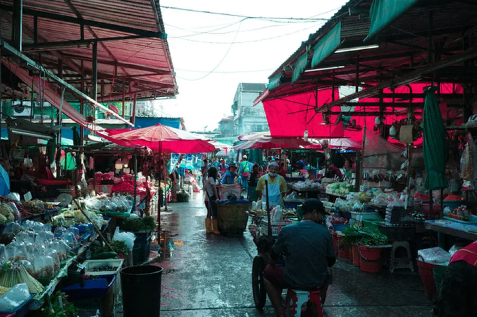 [พื้นที่/Space] Klong Toi Market位於曼谷市中心，全天24小時營業。泰國亞泰999新橋店的主題是重現市場內的泰國小吃攤。泰國小吃攤隨處可見，包括街道、公園、停車場、學校和醫院。 《泰國大排檔999》以日常生活中隨處可見的泰國大排檔為主題，講述這些大排檔的故事。