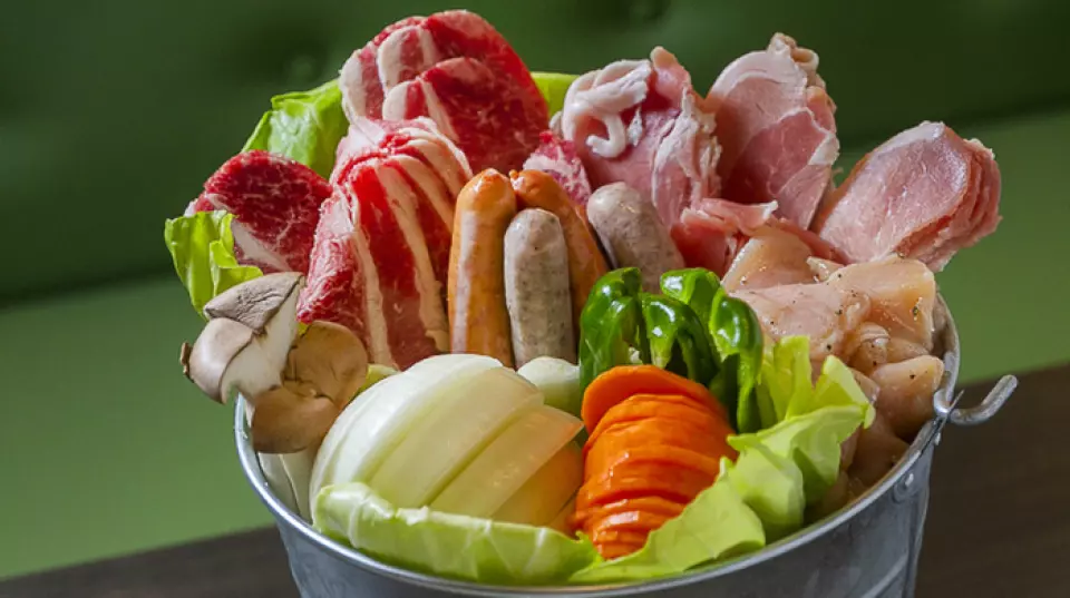 豐盛的燒烤套餐，採用大量精心挑選的食材，包括新鮮的季節性蔬菜、牛肉、豬肉、雞肉和香腸。我們提供各種高性價比的套餐，包括炒麵炒麵和無限暢飲飲料。請嘗試一次。
