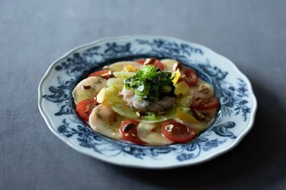 我们提供单点菜单，让您轻松愉快地享用法国美食。在我们的餐厅，我们为每位顾客提供量身定制的菜肴，并根据顾客的心情、喜好和他们想喝的酒精饮料进行微妙的安排。您可以不受时间限制地悠闲地享用一顿饭，也可以随意地喝一杯。它可以用于各种场景。请享受不受课程概念束缚的有点怀旧又新颖的法语♪