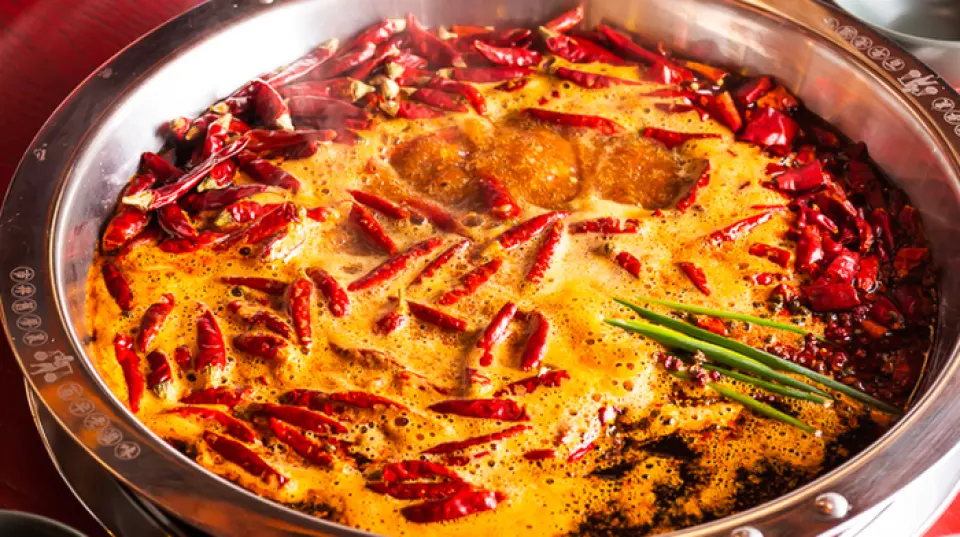 Our hot pot contains plenty of chili peppers and spices, fried tofu, seasoned quail eggs, seasoned offal, and our recommended dish, duck blood. It is not familiar in Japan, but it is a popular ingredient in China. It is said to have health and beauty benefits such as preventing anemia, relieving constipation, and boosting the immune system, making it a great ingredient for women. We pour in Sichuan tea called Laoyingcha, which helps flush out fat.