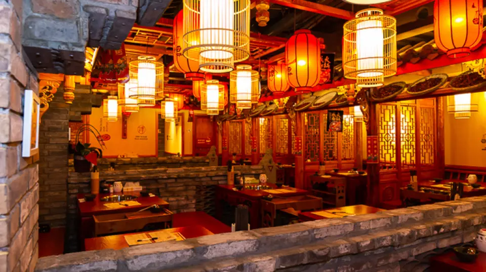 The interior of the restaurant is decorated in vermilion red, reminiscent of a Sichuan restaurant from 100 years ago, and is gorgeous. Red is considered an auspicious color in China. You won't believe you're in Japan, you'll feel like you've traveled to China. Come and enjoy yourself and forget about your daily life! The spacious floor is a fun space where you can gather around hotpot with friends. We have three private rooms available for 10 people or more. Each room has a different interior atmosphere, making them perfect for celebrations, parties, and welcoming/farewell parties.