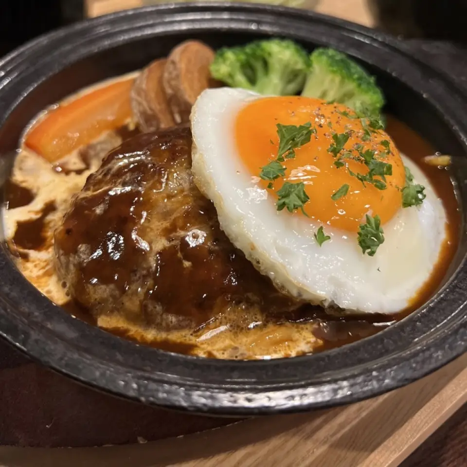 Our chef's signature dishes, such as claypot-grilled hamburger steak and beef tongue stew, are very popular! You can have unlimited refills of rice and raw eggs! (We do not accept reservations during lunchtime.)