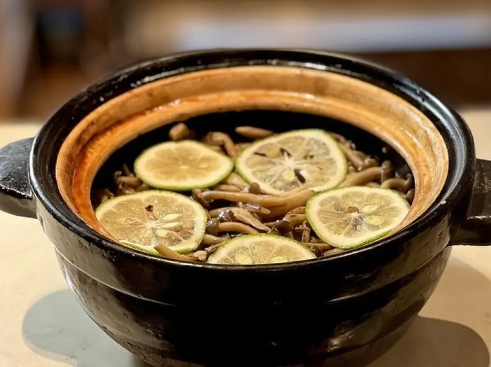 Iga rice from Mie Prefecture is cooked in an Iga-yaki earthenware pot. Please enjoy it as the final dish of your meal.