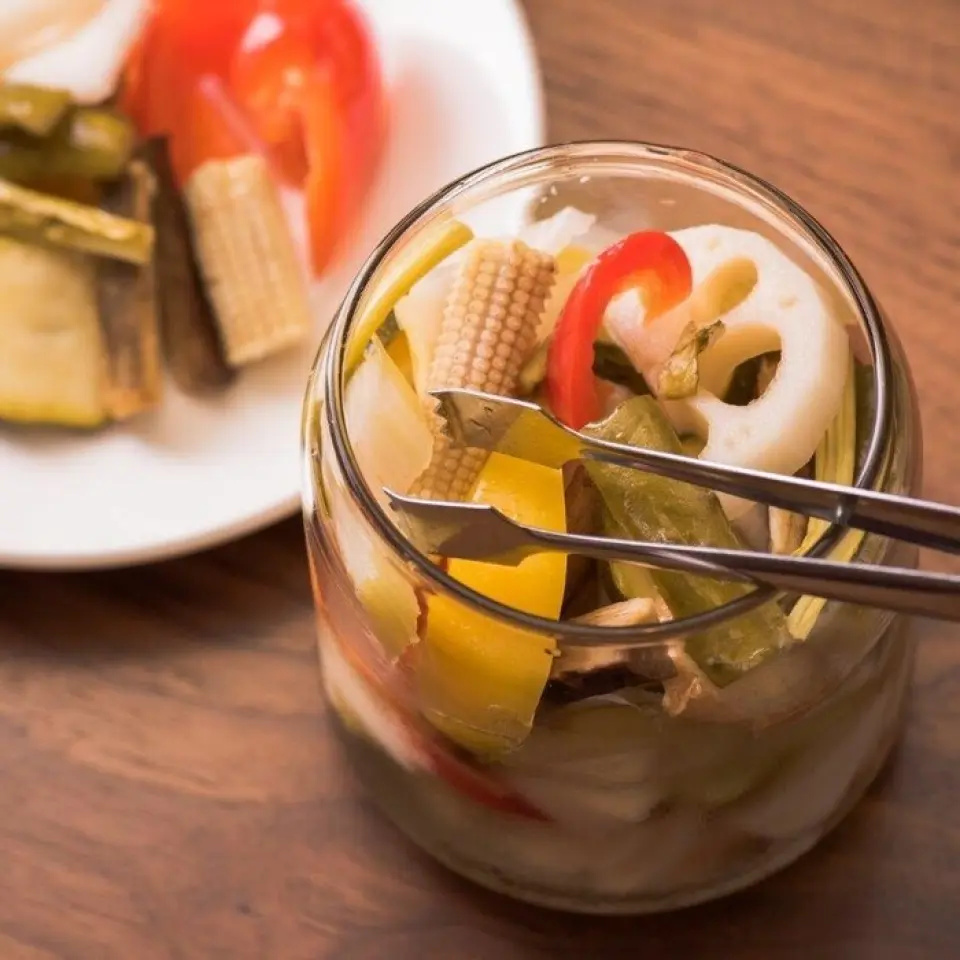 The pickles, made with 10 kinds of vegetables, have a refreshing taste that is perfect for spicy curry. In addition to being a fermented food that is expected to have health benefits, the pickling liquid uses Hokkaido-produced "beet sugar". A variety of herbs and spices give it a mild yet addictive taste. The "Salmon and Avocado Tartare" served at dinner is also a recommended dish to go with your snack. We also have a wide variety of other dishes that go well with alcohol.