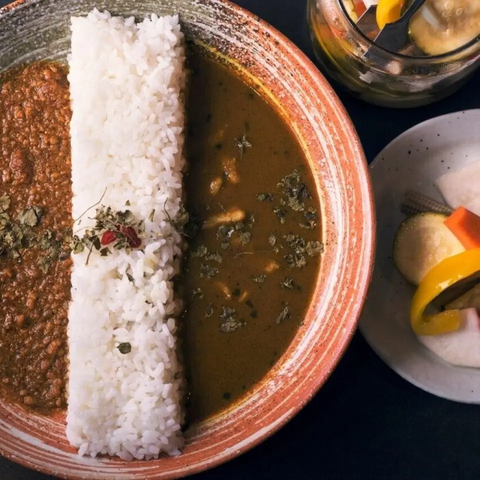 The signature spice curry is gluten-free and does not contain any wheat flour. By keeping oil to a minimum, it has a clean taste and does not leave you feeling heavy in the stomach. The unique blend of over 17 types of spices and herbs is sure to stimulate your appetite and improve your digestion and blood circulation. The most popular dish is the "two kinds of mixed spice curry," which allows you to enjoy chicken soup curry and pork keema curry at the same time. Please enjoy this spicy and fragrant dish.