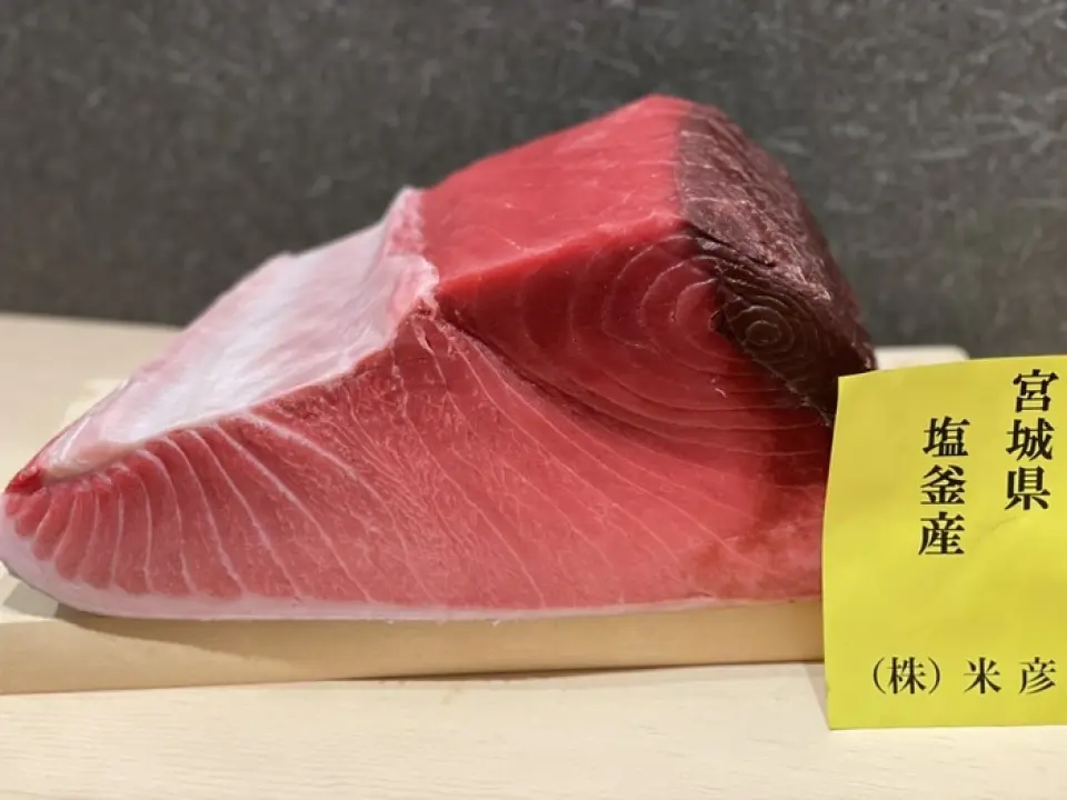 從經典食材到時令食材，各種食材均由我們經驗豐富的廚師精心挑選。我對生藍鰭鮪魚特別有信心。我們特意不限制產地，只根據當天的新鮮度購買我們認為完美的。