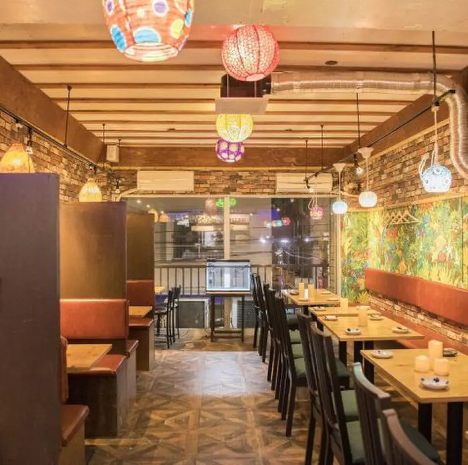 The interior of the restaurant has a stylish atmosphere with a unified wood grain and Asian-style interior. You can enjoy authentic Asian cuisine in a comfortable space with spacious seats. We also offer various courses that are perfect for banquets and drinking parties with friends. We recommend the "Special Course (2,900 yen)" which includes 8 popular menu items such as cheese naan and tom yum soup, and 3 hours of all-you-can-drink. It can be used for a wide range of occasions, such as family meals and girls' nights.