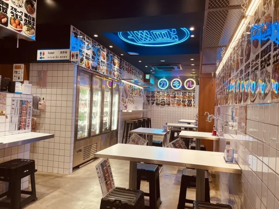 You can make your own original sour by choosing your favorite mixer from the refrigerator in the center of the store. There are more than 100 different combinations to choose from! Enjoy all-you-can-drink tap sours in this bright, neon-lit store.