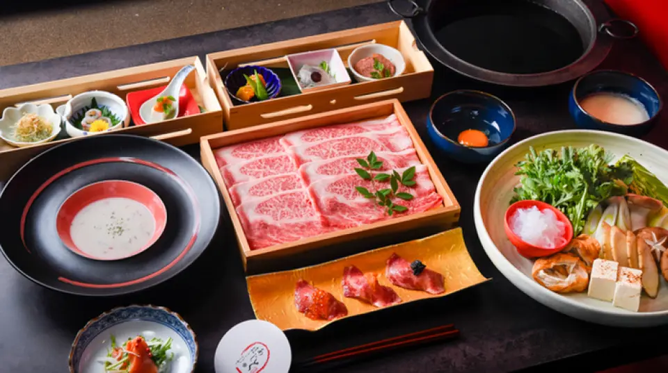 "국산 A4등급 이상의 일본산 흑우 스키야키를 사용한 13,000엔 코스"는 9,000엔 니시아자부점 한정 코스와 마찬가지로 수프부터 마지막 코스, 디저트까지 모두 즐길 수 있는 코스입니다. 메인 코스는 고품질의 국산 A4등급 이상의 일본산 흑우를 즐길 수 있는 "일본산 흑우 스키야키"! 연말 파티, 신년 파티, 송별 파티 등 계절별 연회는 어떠신가요? 세련된 어른의 공간에서 행복한 시간을 보내세요.