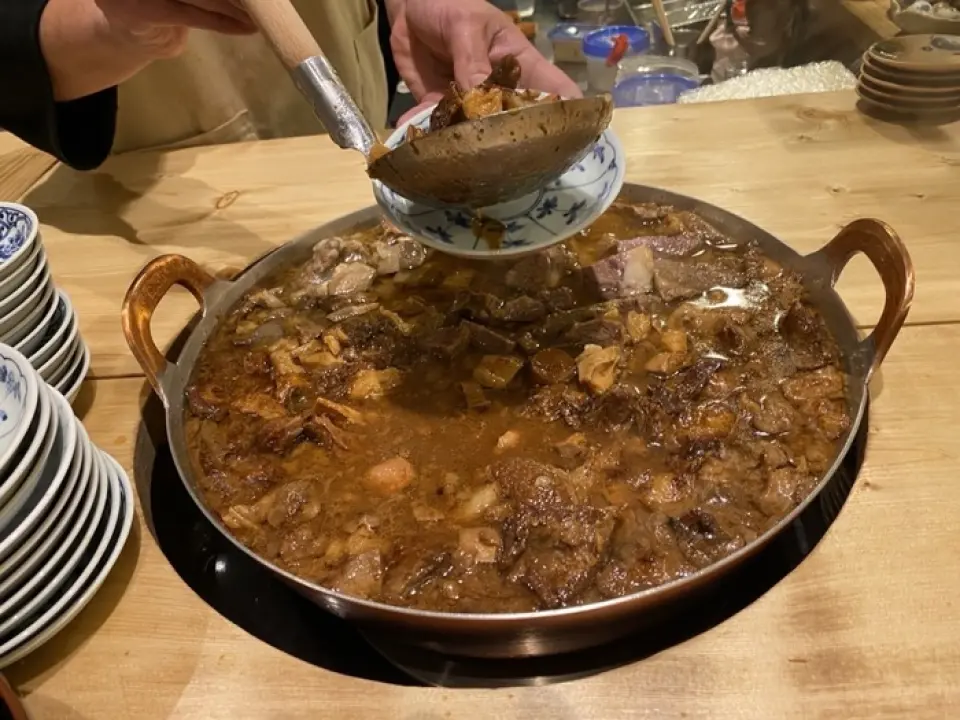 人氣酒吧標配的「牛內臟燉菜」不僅使用內臟，還使用了大量的日本牛肉，並與多種味噌混合在一起，具有秘製風味。食物是在顧客面前從櫃檯上突出的“燉鍋”準備的。