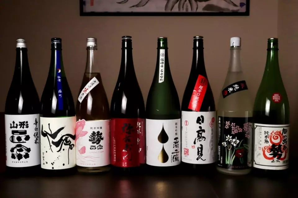我們也準備了與美味佳餚相得益彰的新鮮魚類菜餚和酒精飲料。其中，我要推薦的是清酒。 『加茂金秀』、『會津中商』、『一之倉』等。這些只是品質優良的最好的清酒。清酒的內容物會根據季節而改變。您可以享用與食物相配的時令食材。請隨時與我們一起共進晚餐。