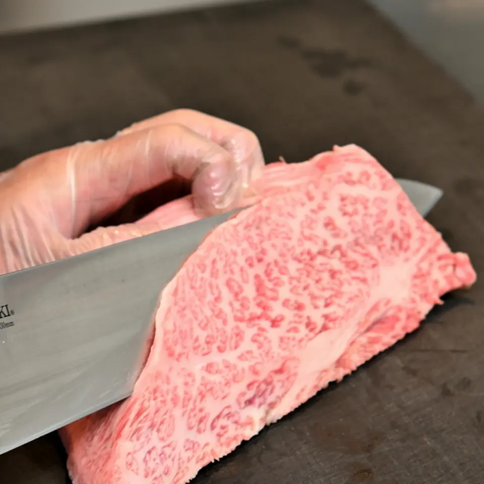 Yakiniku Sho是一種現場切割風格，是在接到訂單後切割肉！我們只購買從未冷凍過的生肉，並以最新鮮的狀態提供。請嘗試一下。