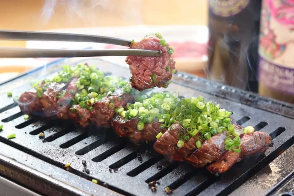 每月29日，我們將推出我們推薦的仙台牛瘦肉，價格從840日元改為29日元，每人限購1盤！在烤肉店，我們提供每週更換的免費物品和福利！每月29日的肉類日以外， ■無限暢飲半價1,650日元⇒825日元■無限時暢飲酸酒和蘇打水的歡樂時光199日元〜■1瓶1,000日元燒酒！ ■等。