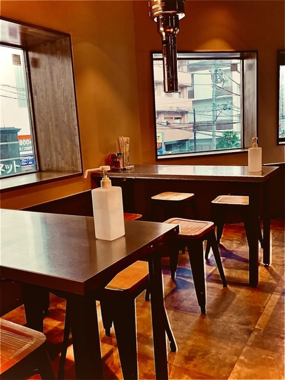 ร้านของเราตั้งอยู่ในทำเลที่สะดวก ใช้เวลาเดินเพียง 1 นาทีจากสถานี Akabane ที่ชั้น 1 ซึ่งมีทางเข้าที่กว้าง โล่ง และสว่าง เรามีที่นั่งแบบเคาน์เตอร์ในครัวแบบเปิด และที่นั่งแบบโต๊ะที่สามารถใช้ได้ทุกโอกาส นอกจากนี้เรายังมีที่นั่งบริเวณระเบียงอีกด้วย บนชั้น 2 มีที่นั่งโต๊ะ 2 ที่นั่ง ซึ่งเป็นพื้นที่เงียบสงบที่คุณรู้สึกเหมือนอยู่ในห้องส่วนตัว โปรดใช้ในโอกาสต่างๆ ตั้งแต่การรับประทานอาหารคนเดียวไปจนถึงการรับประทานอาหารกับเพื่อนและการออกเดท เราหวังว่าจะได้เยี่ยมชมของคุณ!
