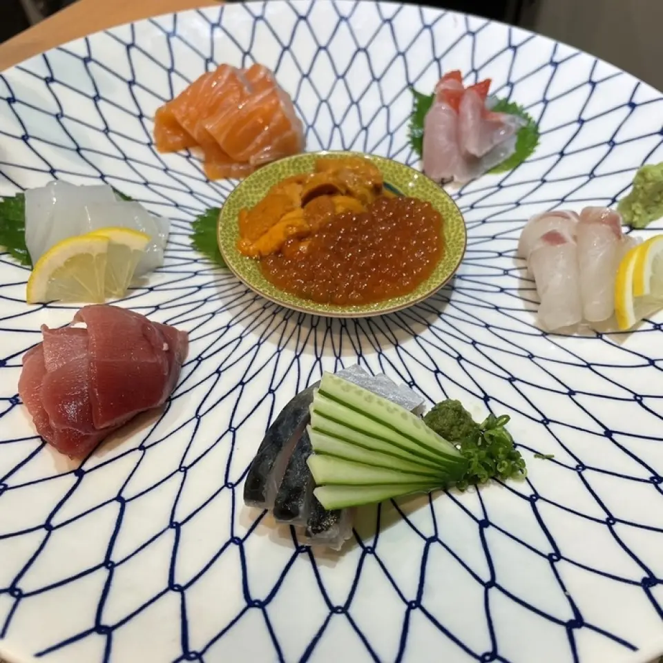 推荐的“Omakase Jukan + 1个细卷”是可以享用三种金枪鱼的豪华握寿司套餐。内容根据当天购买的商品而有所不同，因此每次来访时都可以品尝到各种时令风味♪此外，生鱼片拼盘采用了根据每种食材量身定制的手工技术，例如放置和成熟了我会做的。即将到来的季节，鲣鱼、沙丁鱼、红鲷鱼等都是精品。还有北海道芬卡湾的金枪鱼！
