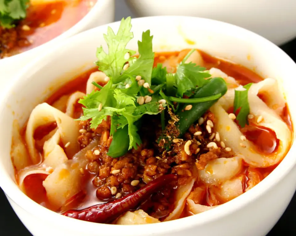 We can shave 100 skewers per minute! Our knife-cut noodles, which show off the skill of our craftsmen, are one of our pride and joys. Our most popular dish is the "Spicy Knife-Cut Noodles," which combines a savory, tinglingly spicy soup with chewy noodles! We also offer a wide variety of other dishes, such as the healthy "Five-Mixed Vegetable Knife-Cut Noodles" with plenty of mushrooms and vegetables, the "Greasy Knife-Cut Noodles" with an appetizing garlic aroma, and the "Paigu (Spare Rib) Knife-Cut Noodles" topped with large spare ribs.