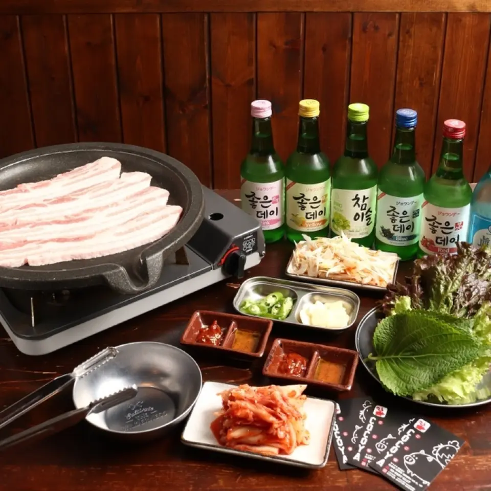 我们引以为傲的五花肉使用的是国产黑猪肉！与生菜、紫苏叶、王蘑菇、洋葱和大蒜等蔬菜一起享用。