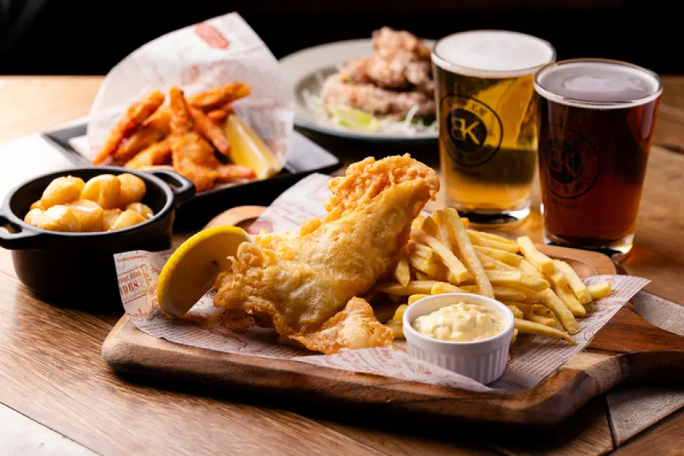 The food selection is very diverse, ranging from appetizers such as side dishes made with seasonal vegetables, to the classic original fish and chips with a fragrant batter made with homemade beer, a platter of five kinds of sausages that go great with beer, anchovy french fries, Margherita pizza from local restaurant YOUROVEN, and even desserts.