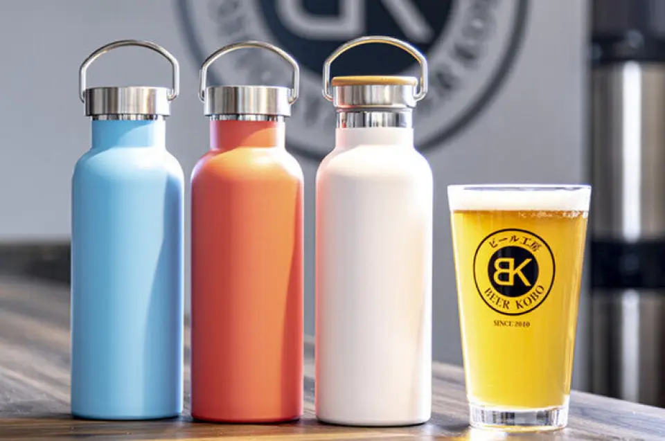 You can take home our homemade craft beer in the following ways! 1. Plastic cup 2. PET bottle 3. Our original growler (2,000 yen excluding tax) The growler is specially designed to prevent carbonation from escaping. It has a double structure and keeps the beer cool, so you can store it in your refrigerator at home and enjoy it the next day! Also, if you bring a growler and spend 3,000 yen or more in the store, you will receive a souvenir beer of your choice when you leave!