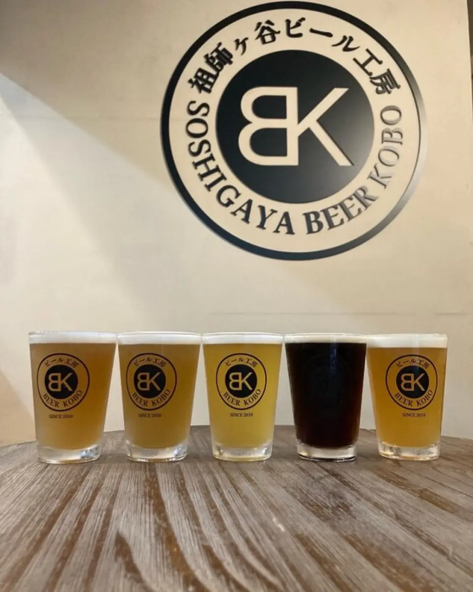 The beer brewed in Soshigaya by Nomura Kakyo, the founder of Koenji Beer Factory 13 years ago, is superb! The banana-scented "Soshigaya Weizen" has a gentle flavor that even those who don't like beer can enjoy. The dark beer "Gomora Stout," named after Soshigaya-Okura, the birthplace of Ultraman, is also very popular. There are also eight other types of craft beer on offer at all times, as well as high-quality wines imported by the company that are not available in retail stores, and sake. We welcome you with a wide range of products!