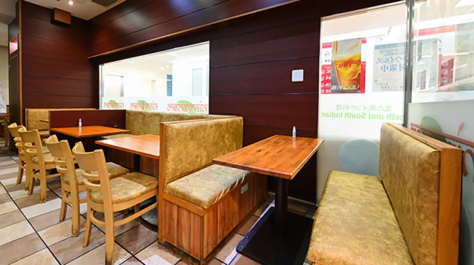 店內寬敞乾淨，桌子和沙發座位等設施齊全。它位於大樓的三樓，因此您可以欣賞外面的景色。這是一個自然光線充足的開放空間，因此可以用於各種場合，包括單獨用餐、與朋友或家人一起用餐！ 20～45人的團體可以包場。
